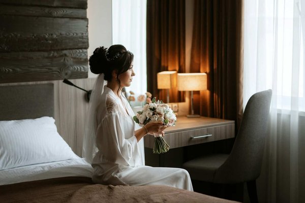 Quelles sont les étapes pour créer un mini-documentaire familial avec des anecdotes historiques ?